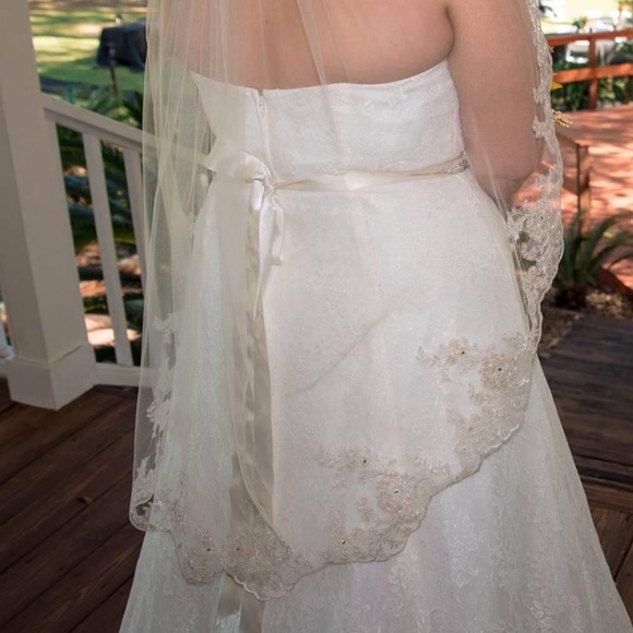 David’s Bridal Strapless Ivory Lace Wedding Gown - Picture 2 of 4